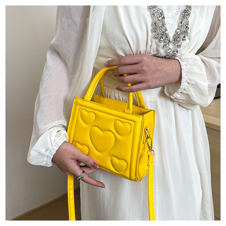 1pc Women’s Stylish Solid Color Handbag with Detachable Strap – Heart Pattern Design, Perfect for Valentine’s Day Gift, Available in Magenta, White, Black, Green, Yellow